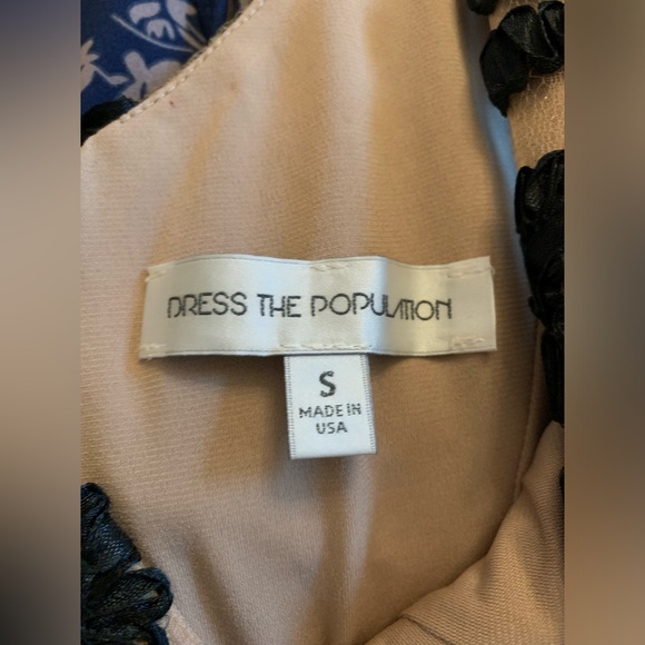 🎈Elegant deep V dress with lace overlay - Picture 2 of 3